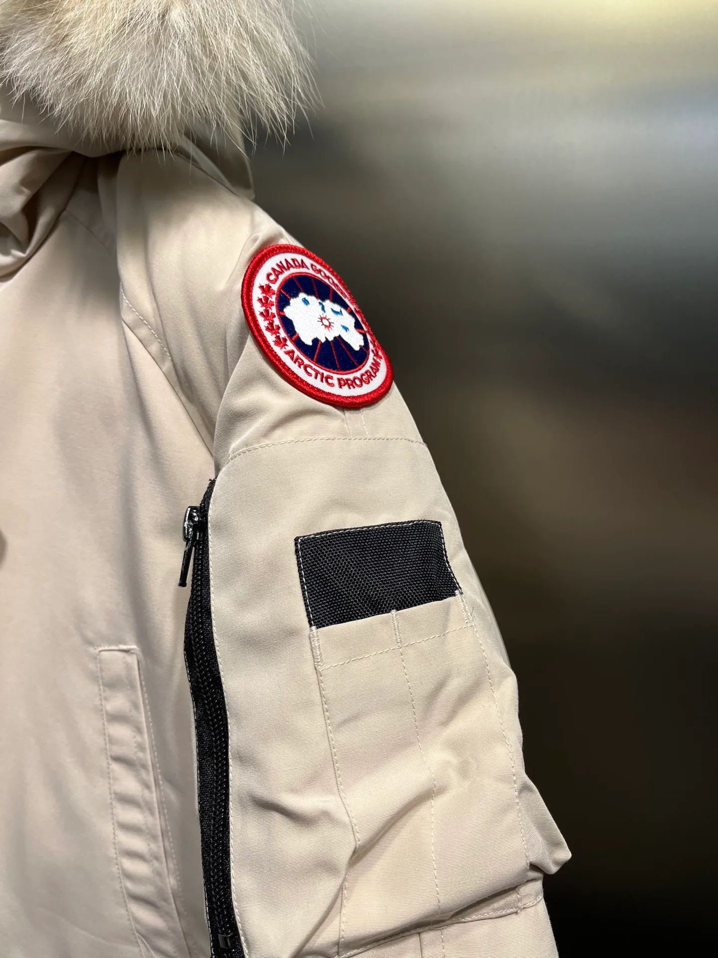 P780 CANADA GOOES 02 model Chilliwa bomber jacket 02 model, chosen by Arctic and Antarctic scientific expedition teams as their cold-proof equipment, the Rolls-Royce of down jackets. ➖ Industry-leading anti-counterfeiting chip sensing. ➖ Imported Behringer embroidery machines and customized embroidery labels, the highest level and industry leading. ➖ Imported Korean 21-count polyester-cotton blended original fabric, TC85 waterproof coated fabric, water-repellent, windproof and wear-resistant. ➖ The new national standard 80 white duck down is filled with an average of 520 grams of down. The amount of down filled is industry-leading. ➖ 100% nylon lon lining with double double-layer sealing design to prevent velvet running, seamless thread design on cuffs! ➖ Western Canadian Green Wolf Collar. ➖ Yoshida YKK provides original factory-customized electroplated sliders. YKK two-way lockable zippers are tight and smooth and do not peel off paint. ➖ 3M composite Velcro is durable and the accessories and hardware are all custom-made. Note: Our copywriting is only simple and clear. Instead of bragging about the copywriting, it is better to compare and understand with samples. Only for the purest, most focused, most professional, highest quality, and highest sex!  size：xs-xl